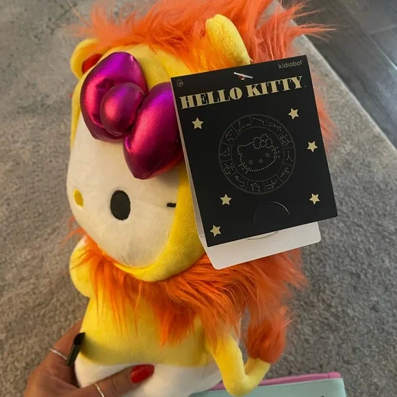 Hello Kitty Lion Plush Toy and pencil bag - Picture 2 of 4